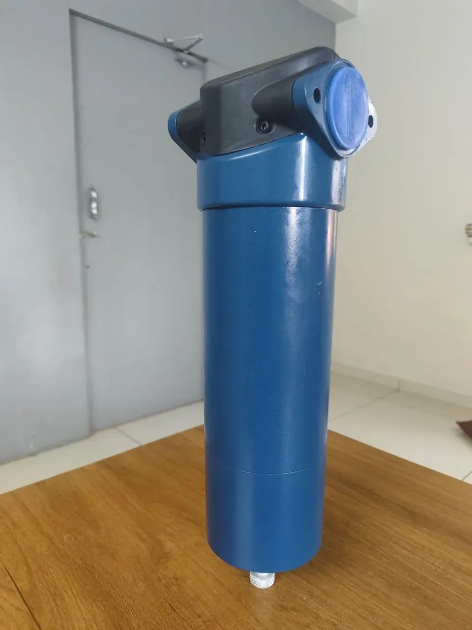 Compressed air line filter housing