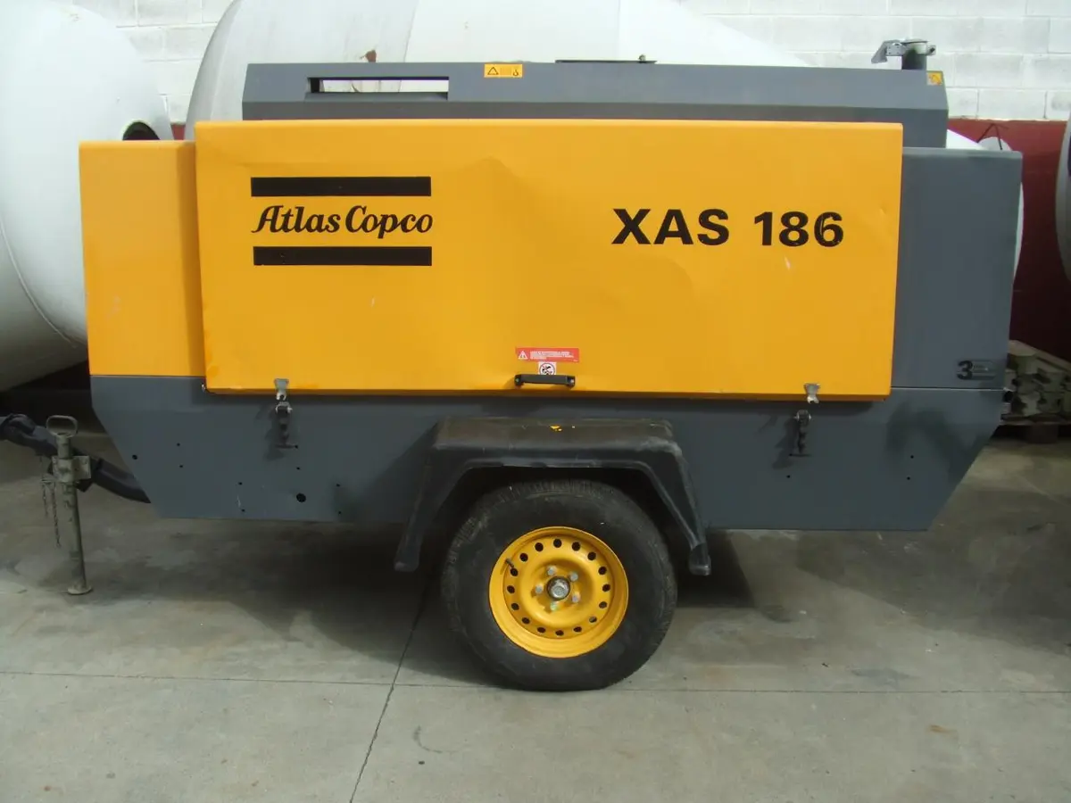 Towable portable diesel air compressor
